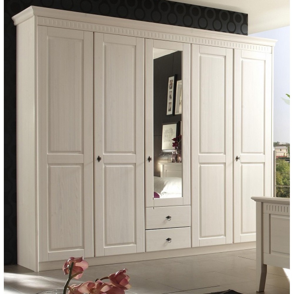 трехдверный шкаф в классическом стиле