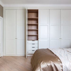 Шкаф в стене 82